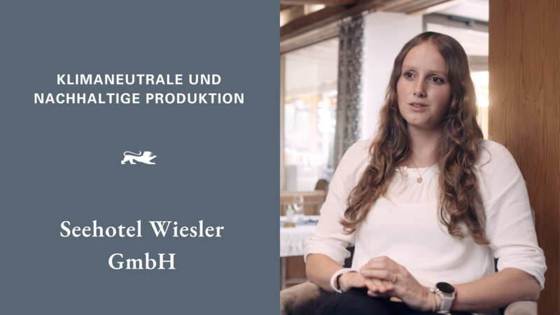 Links die Aufschrift auf grauem Hintergrund: Klimaneutrale und nachhaltige Produktion – Seehotel Wiesler GmbH. Rechts Anna Wiesler.