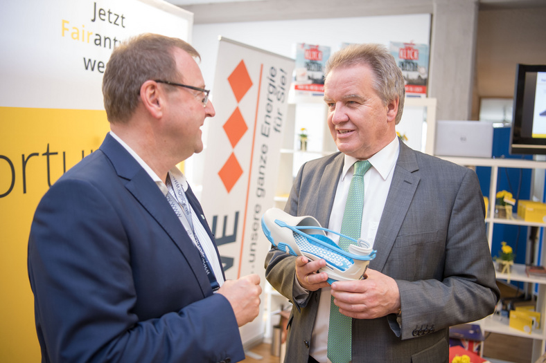 Umweltminister Untersteller im Gespräch mit einem Aussteller des Nachhaltigkeitscamp Karlsruhe