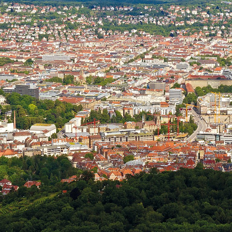 Blick auf eine Kommune aus der Vogelperspektive, umrandet von Waldgebieten.