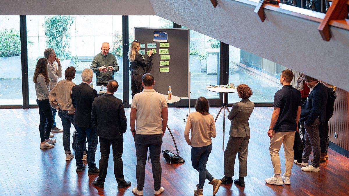 Arbeit in Kleingruppen beim KLIMAWIN-Workshop im Foyer der Schwabenlandhalle