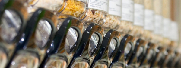 Mit Lebensmitteln gefüllte Schütten aus dem Unverpacktladen unverpackt GD