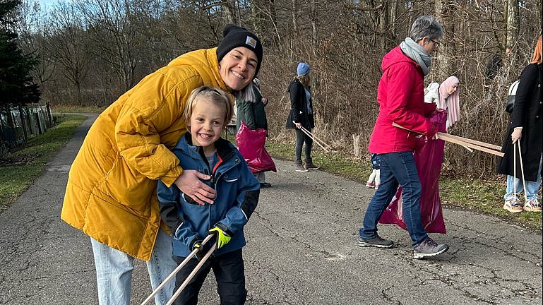 Müllsammelaktion mit Eltern und Großeltern.