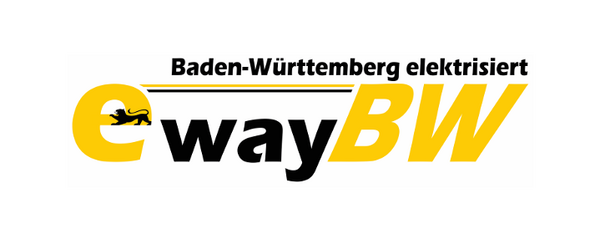 Baden-Württemberg elektrisiert steht in schwarz in kleiner Schrift rechts oben über einer gelben Linie oben und einer schwarten Linie darunter. Die Linien sollen die Oberleitungen symbolisieren. Die Linien verlaufen zwischen den oberen Kanten in BW, in kursiv rechts, und einem kleinen e, links mit derselben Höhe wie BW, jeweils in gelb. In dem kleinen e ist die Löwin in schwarz als Bildmarke für Baden-Württemberg mit Blickrichtung links untergebracht. in der Mitte zwischen e und BW steht way in schwarz. Zusammen bildet sich so der Begriff ewayBW.
