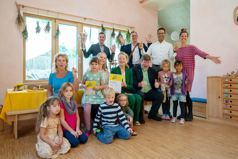 Gruppenbild mit Umweltministerin Thekla Walker und verschiedenen Personen des Waldorfkindergartens Vaihingen Enz bei der Preisübergabe des Wettbewerbs Kleine Helden im Rahmen der KLIMA.LÄND.TAGE 2025.