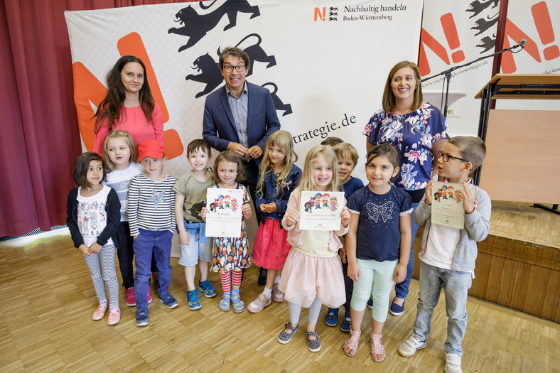 Gruppenfoto des drittplatzierten Kindergarten in der Bismarckstrasse 31 aus Stuttgart in der Kategorie Tauschen und Teilen
