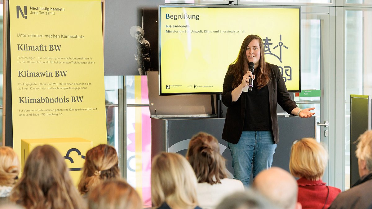 Lisa Zandonella begrüßt das Publikum des Klimawin-Forums.