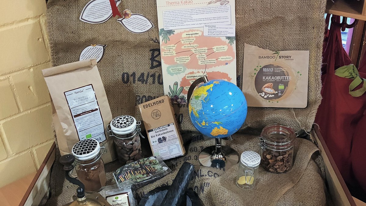 Das Projekt von der Kakaobohne zur Schokolade in einen Koffer gepackt.