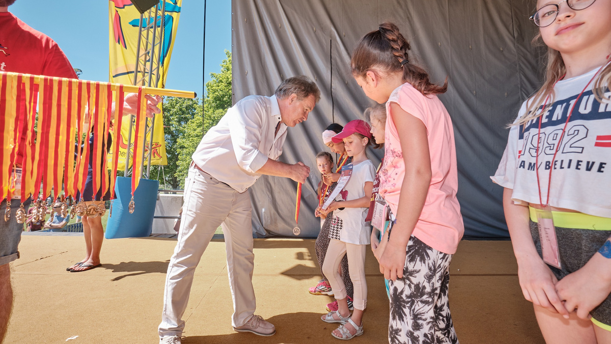 Minister Franz Untersteller verleiht Kindern Medaillen