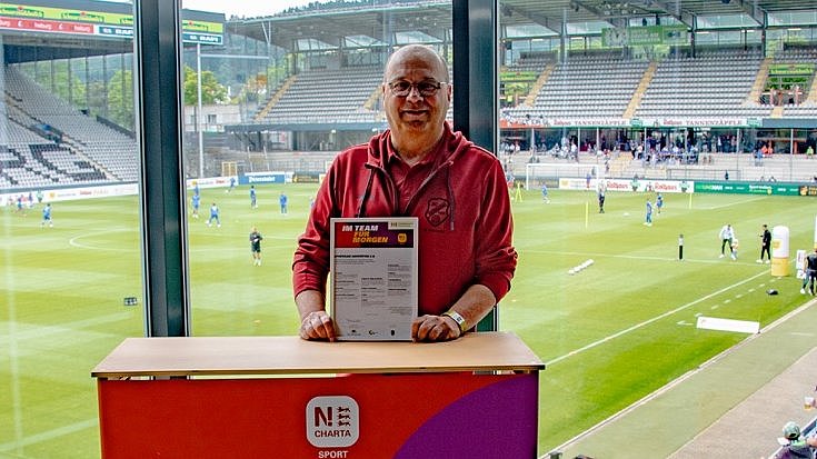 Ein Vertreter des Sportclub Hofstetten e.V. mit der N!-Charta Sport Urkunde.