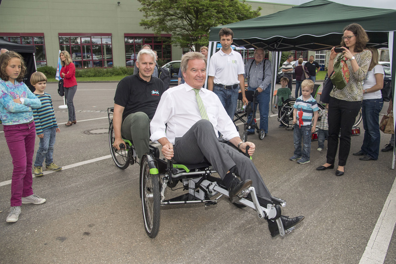 Umweltminister Untersteller mit einem weiteren Mann auf einem nachhaltigen Fahrgestell