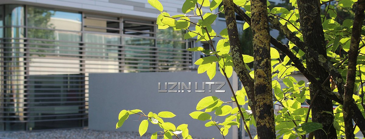Der Hauptsitz der Uzin Utz AG befindet sich in einem modernen Kubus-Gebäude mit großen Glasfronten.