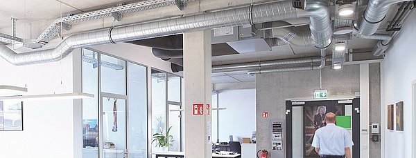 Blick in die Büros der Heidelberg iT: Durch die Klimarohre wird die erwärmte Luft aus dem Servergebäude nachts in die Büroräume eingeblasen.