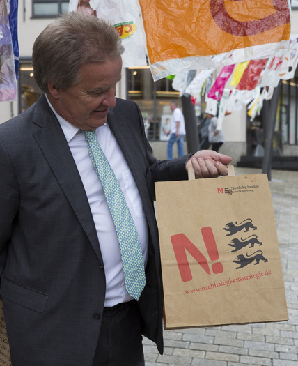 Nahaufnahme von Minister Untersteller mit Helden-Tütle