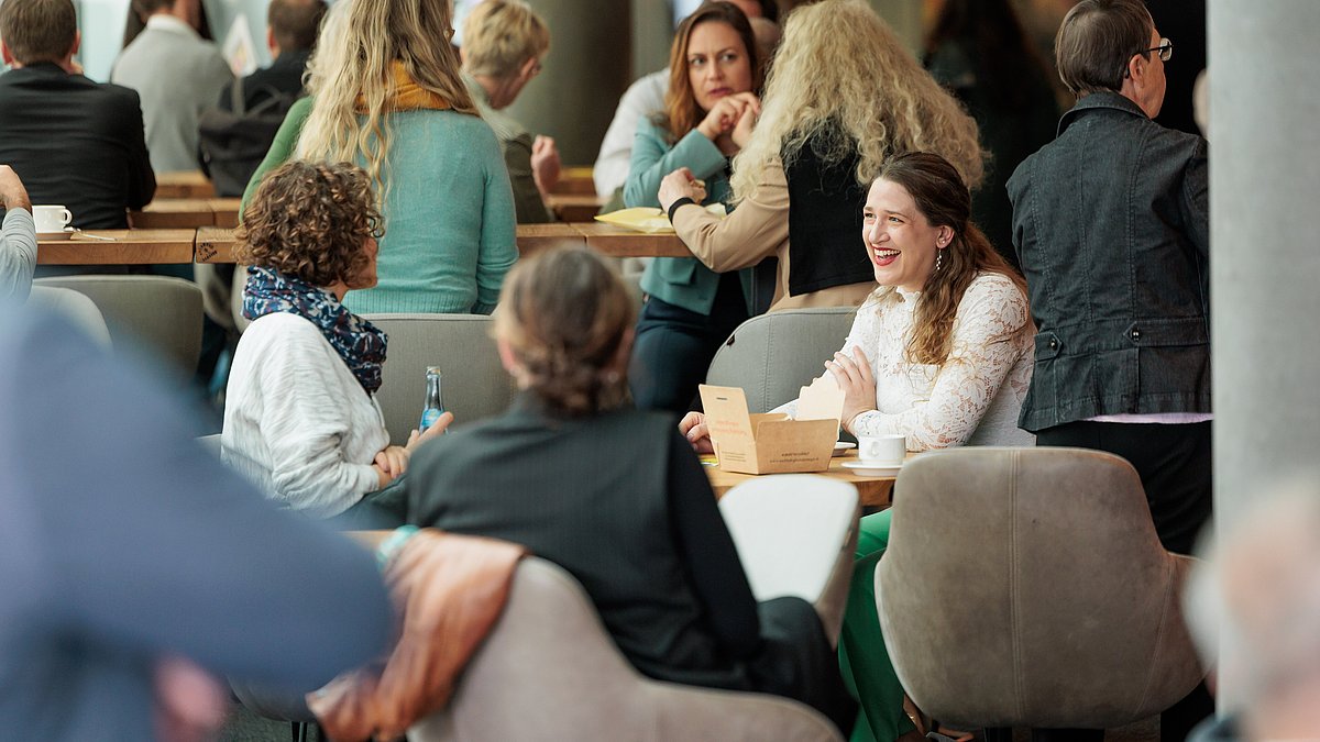 Netzwerken beim Klimawin BW-Forum in der Messe Stuttgart.