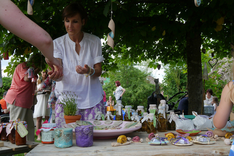 Aufnahme eines Standes mit hergestellten Naturseifen, während des Kräuterfest des katholischen Kindergarten St. Martion