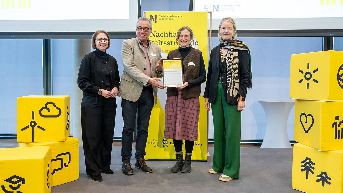Vertretende des Naturpark Schwäbisch-Fränkischer Wald e. V. mit Umweltministerin Thekla Walker und Kultusstaatssekretärin Sandra Boser bei der Übergabe der BNE-Zertifizierung.