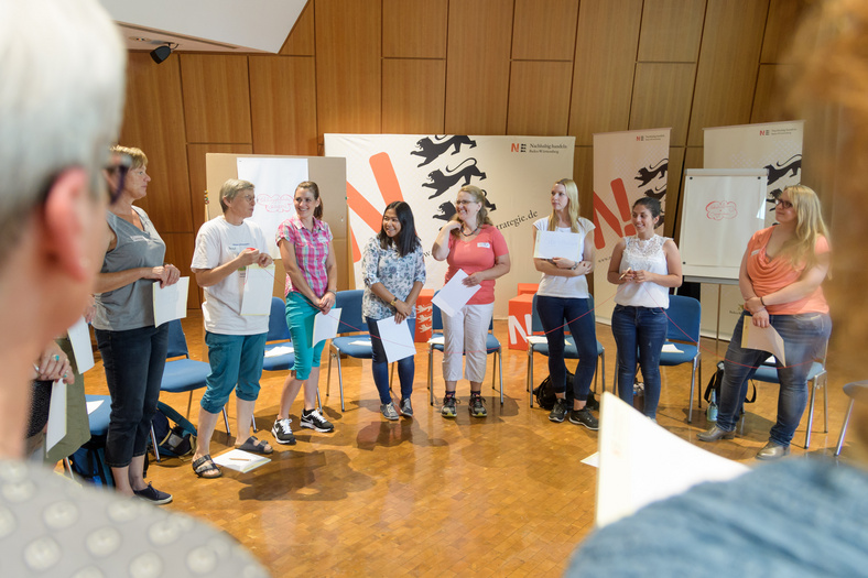Frauen im Stuhlkreis des Workshops sprechen miteinander