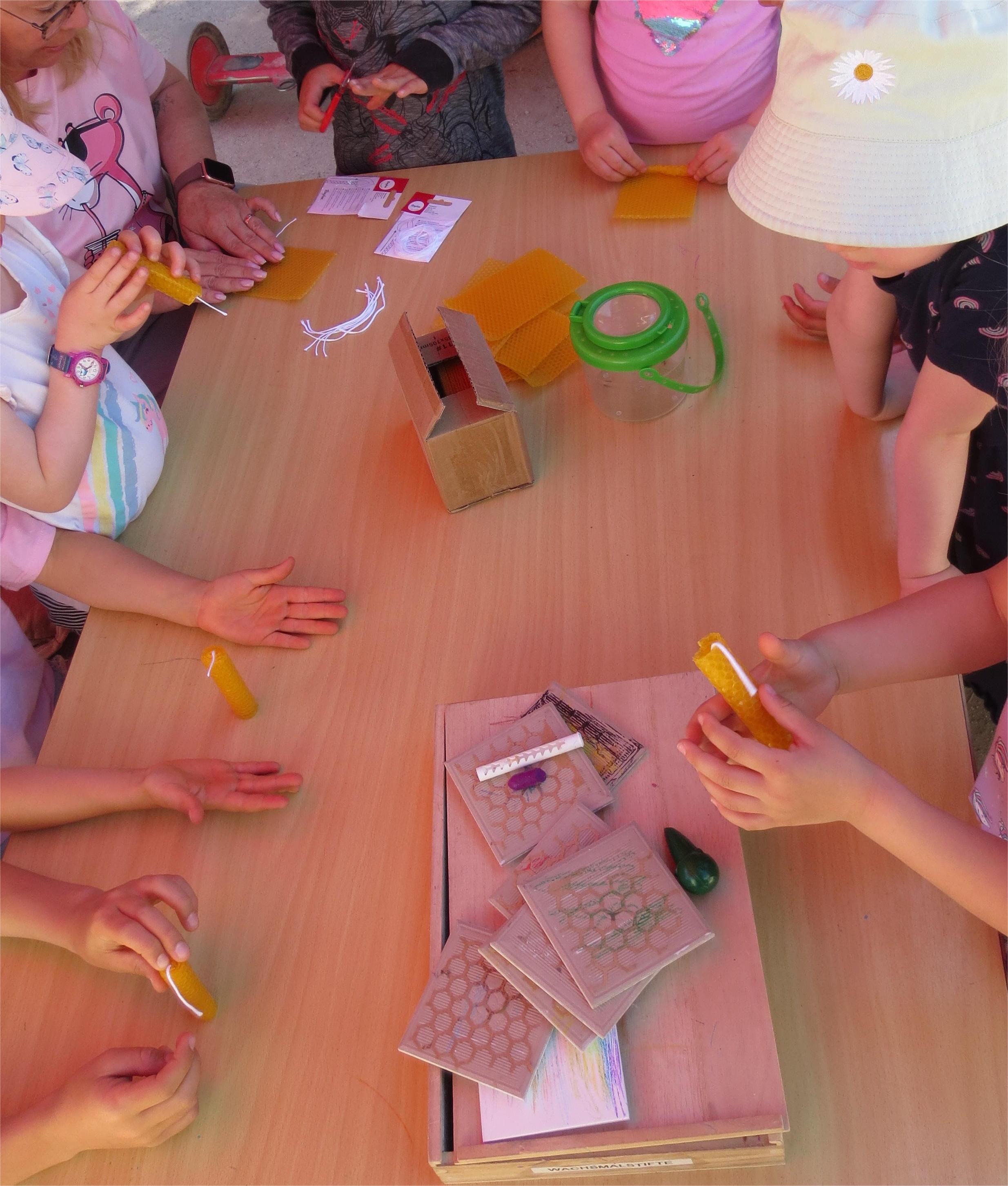 Die Kinder stellen durch die Kerzenherstellung eine Verbindung zur Natur und den Bienen her.