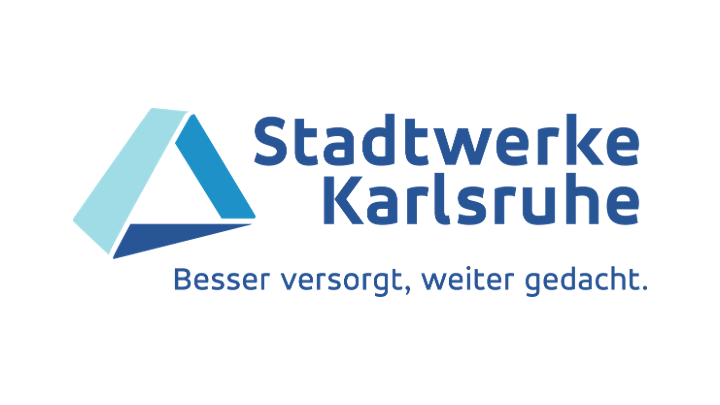 Logo der Stadtwerke Karlsruhe GmbH: Ein blaues Dreieck, das wie ein Dach aussieht. Daneben der Schriftzug „Stadtwerke Karlsruhe Besser versorgt, weiter gedacht.“