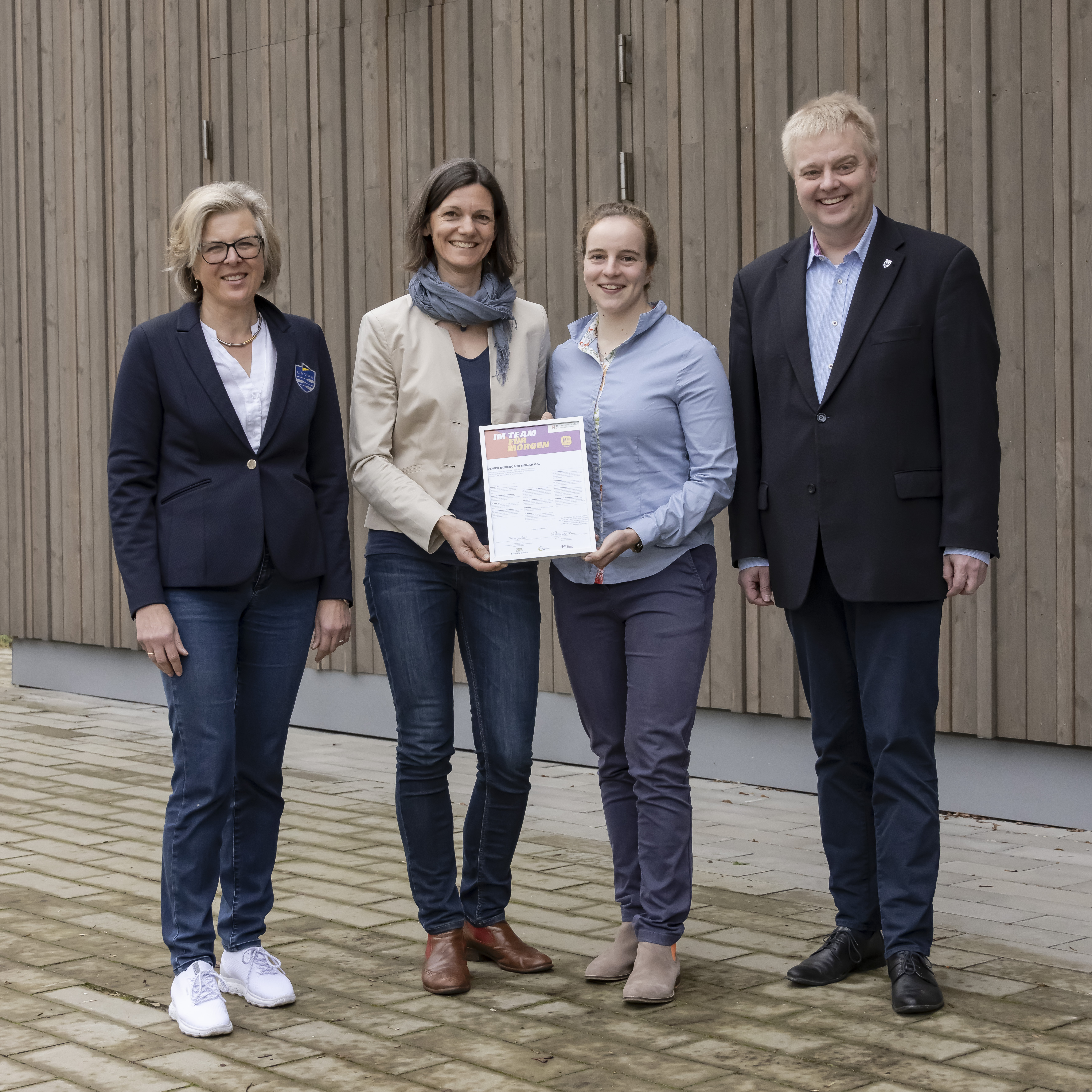 Die Vorsitzende des Landesruderverbands Baden-Württemberg und der Vorsitzende des Deutschen Ruderverbands übergeben die Urkunden an den Ulmer Ruderclub e.V.