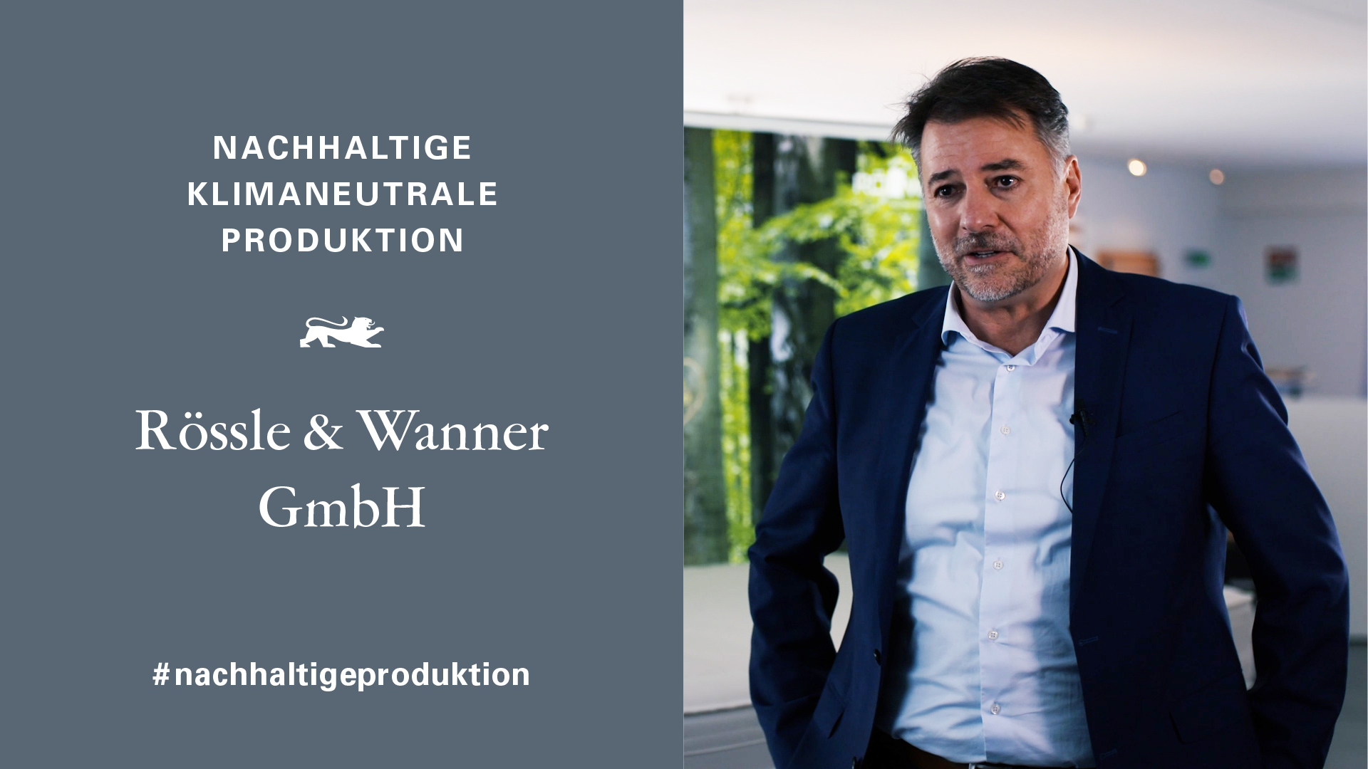 Vorschaubild: In der linken Bildhälfte dunkelgrauer Hintergrund mit weißer Schrift "Klimaneutrale und nachhaltige Produktion – Rössle & Wanner GmbH". Auf der rechten Seite ein Bild von Manfred Greiner.