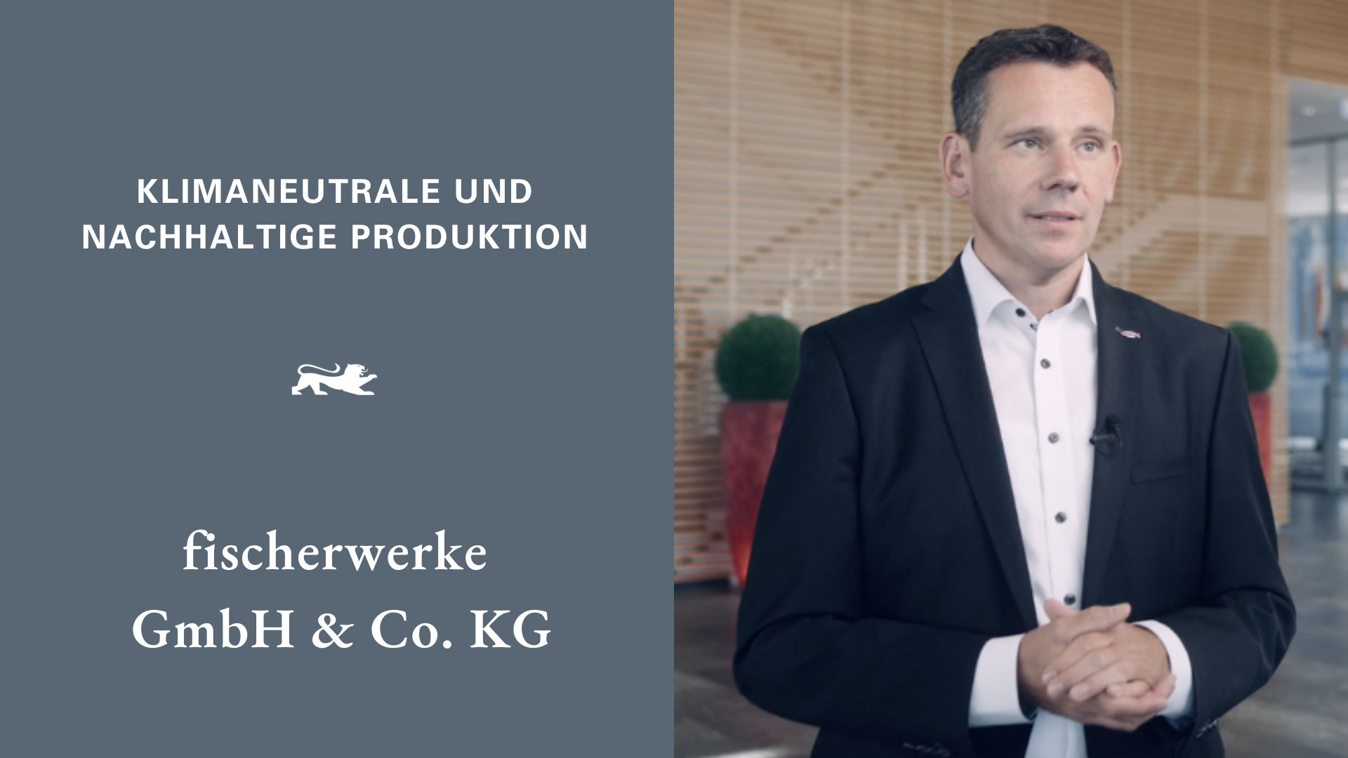 Links die Aufschrift auf grauem Hintergrund: Klimaneutrale und nachhaltige Produktion – fischerwerke GmbH & Co. KG. Rechts ein Unternehmensvertreter.