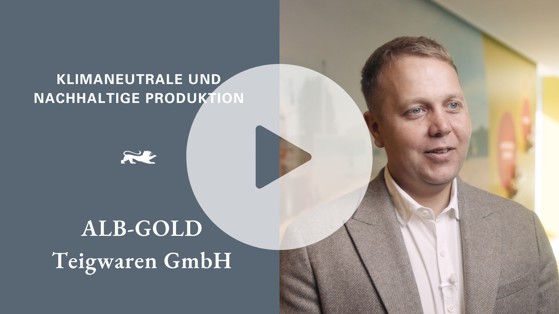 Film-Cover mit Bild von einem Unternehmensvertreter von Alb Gold, darüber ein transparentes Play-Zeichen.