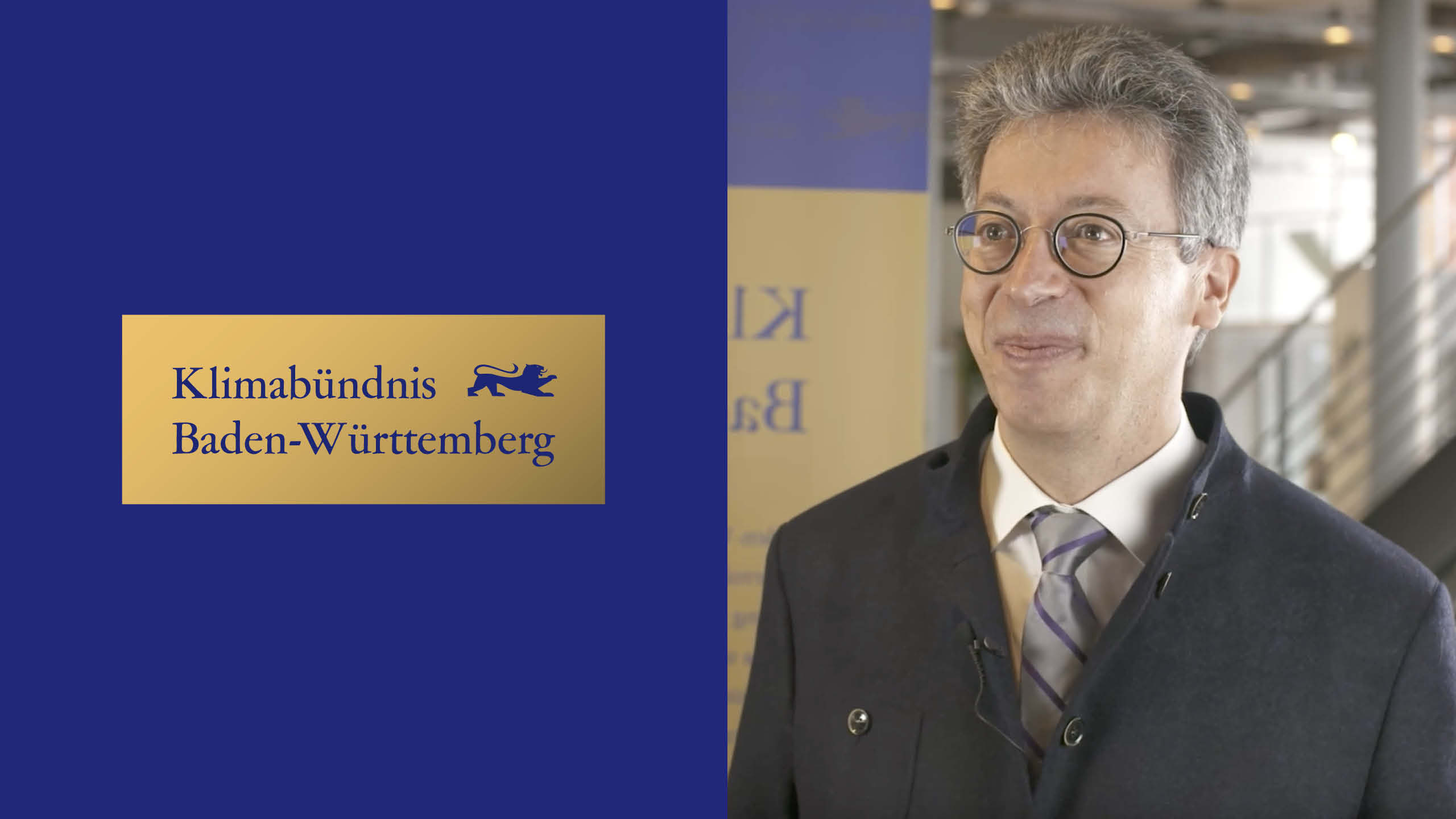 Links das Logo in gold und blau "Klimabündnis Baden-Württemberg, Unternehmen machen Klimaschutz". Rechts ein Unternehmensvertreter der der Schwörer Haus KG.