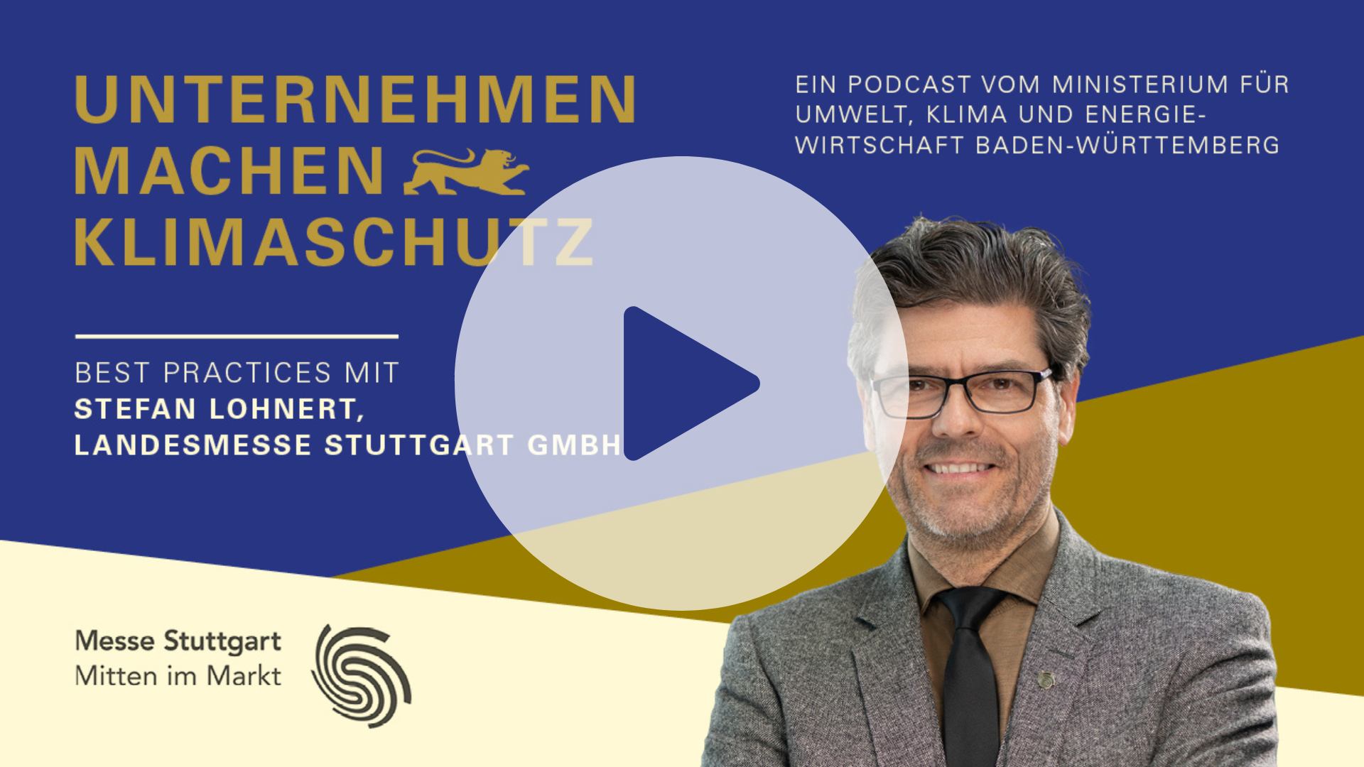 Podcast-Cover mit Bild von Stefan Lehnert, darüber ein transparentes Play-Zeichen.