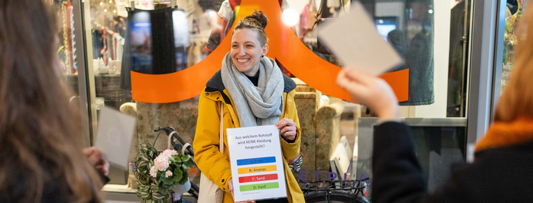 Beruf & Bildung Junge Frau hält eine Umfrage in der Hand bei einem Workshop