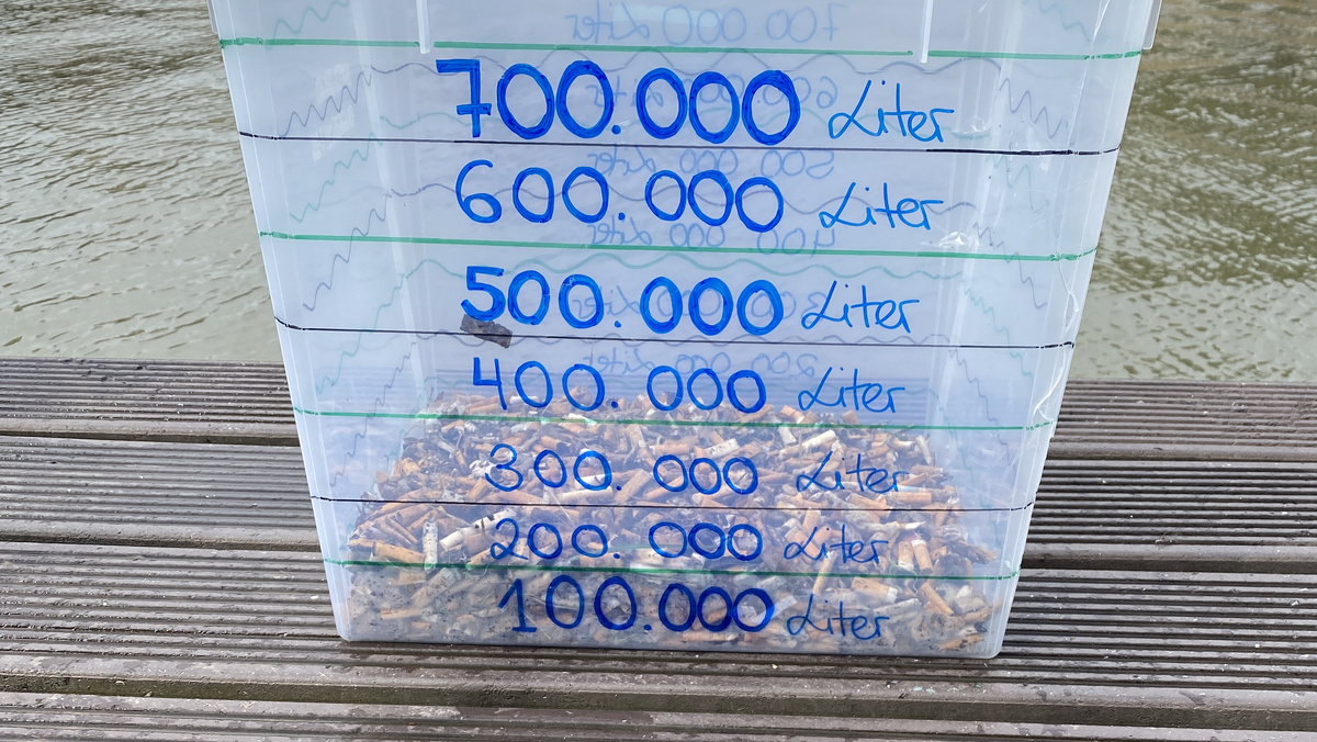Kiste mit den gesammelten Zigarettenstummeln