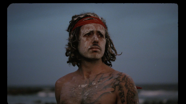 Ein australischer Aborigine am Meer.