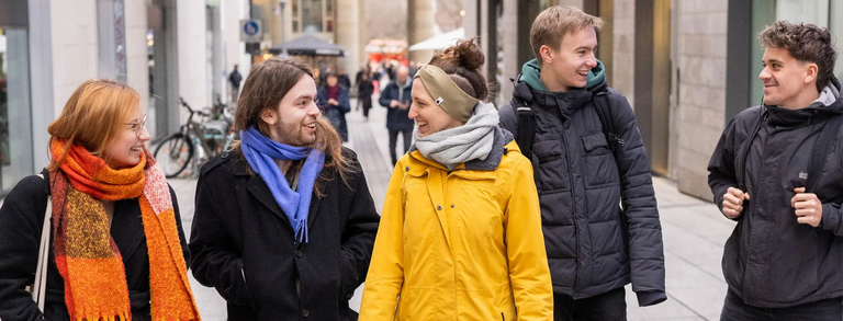 Eine Gruppe junger Menschen läuft durch die Innenstadt
