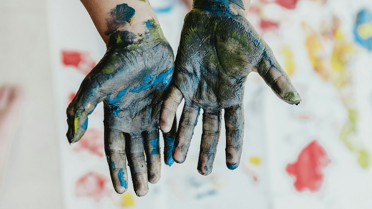 Zwei Hände sind farbig
