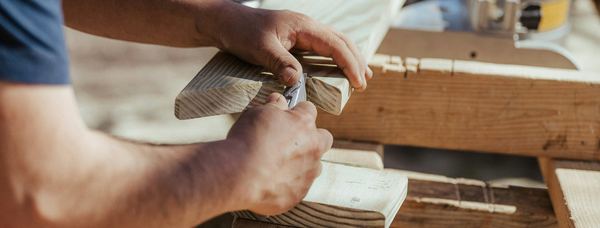 Holzbearbeitung in einer Werkstatt