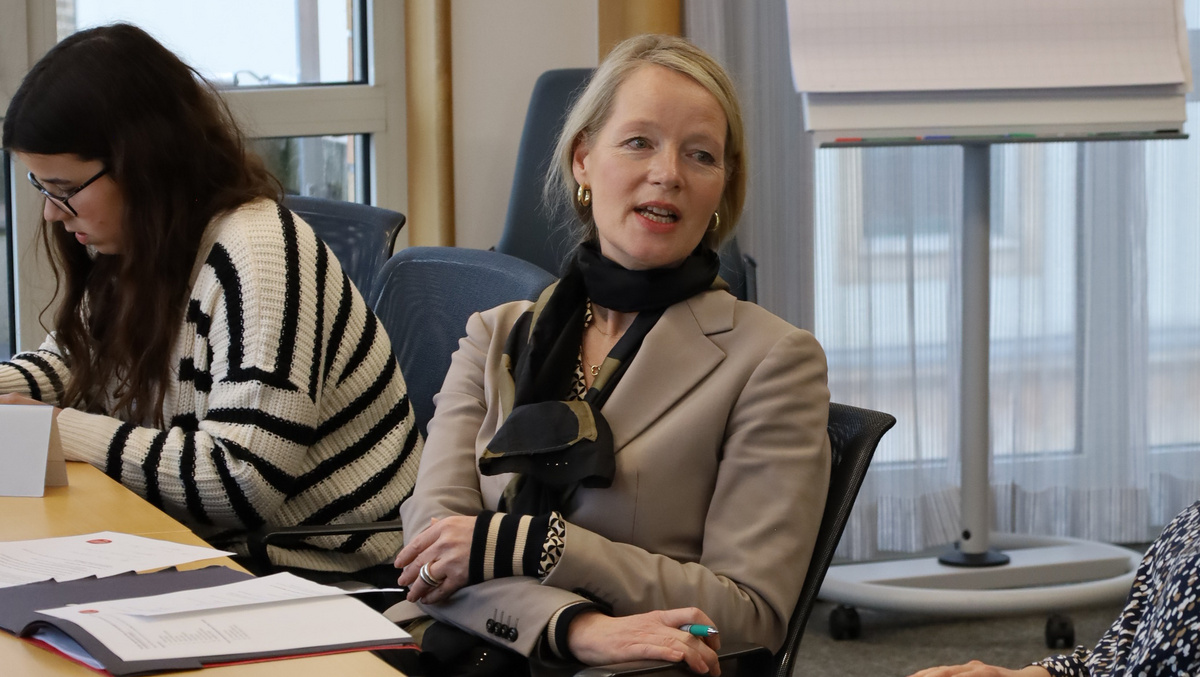 Umweltministerin Thekla Walker diskutiert mit Mitgliedern des Jugendrats für Klima und Nachhaltigkeit 