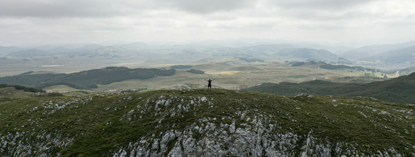Blick von einem Berg zum Horizont