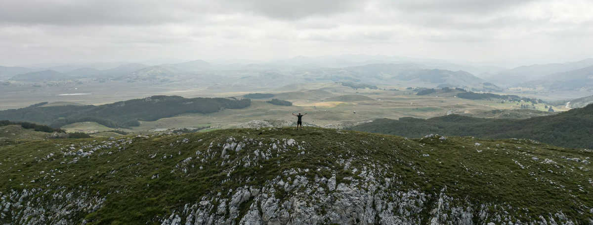 Blick von einem Berg zum Horizont