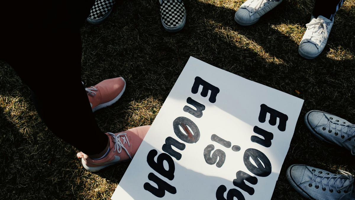 Ein Plakat auf dem Boden mit der Aufschrift "enough is enough"