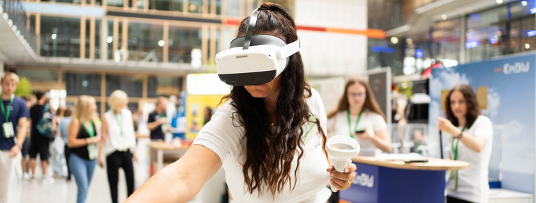 Eine Person mit VR-Brille