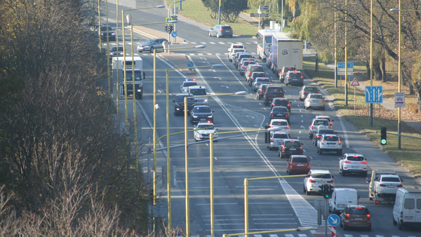 Befahrene Straße im Stadtverkehr