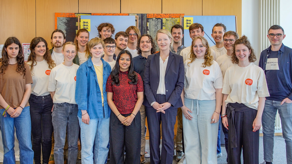 Gruppenfoto: Umweltministerin Thekla Walker steht in Mitten des Jugendrats für Klima & Nachhaltigkeit (23 Mitglieder)