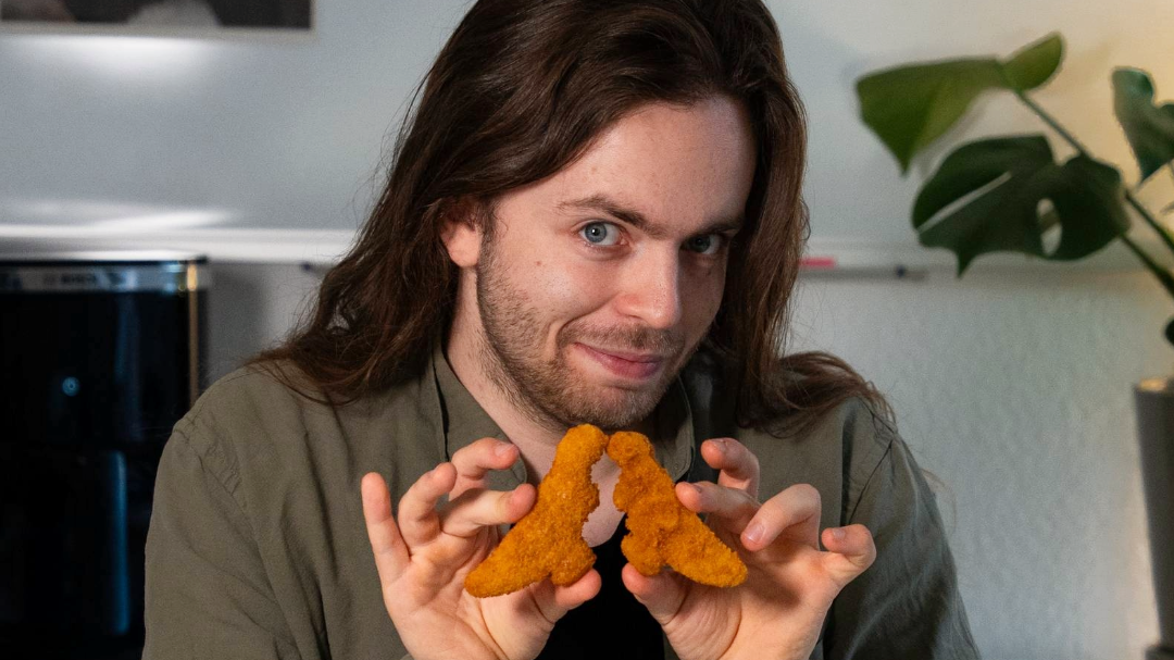 Patrick zeigt knusprige Nuggets aus dem Airfryer