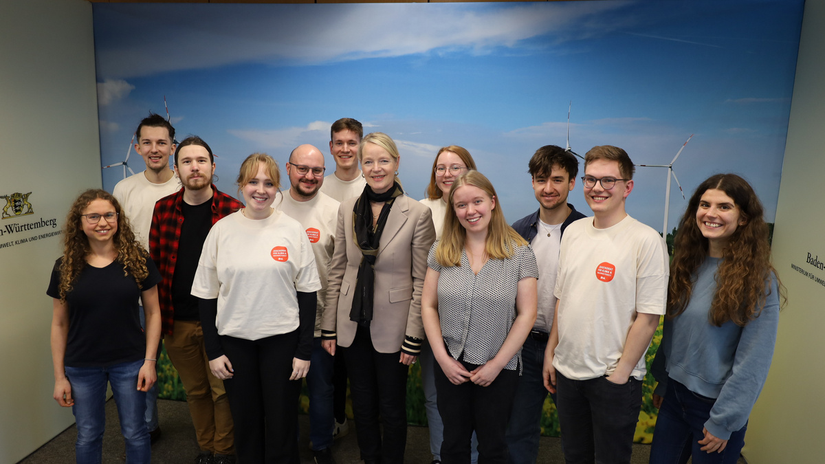 Gruppenfoto: Jugendrat und Umweltministerin Thekla Walker